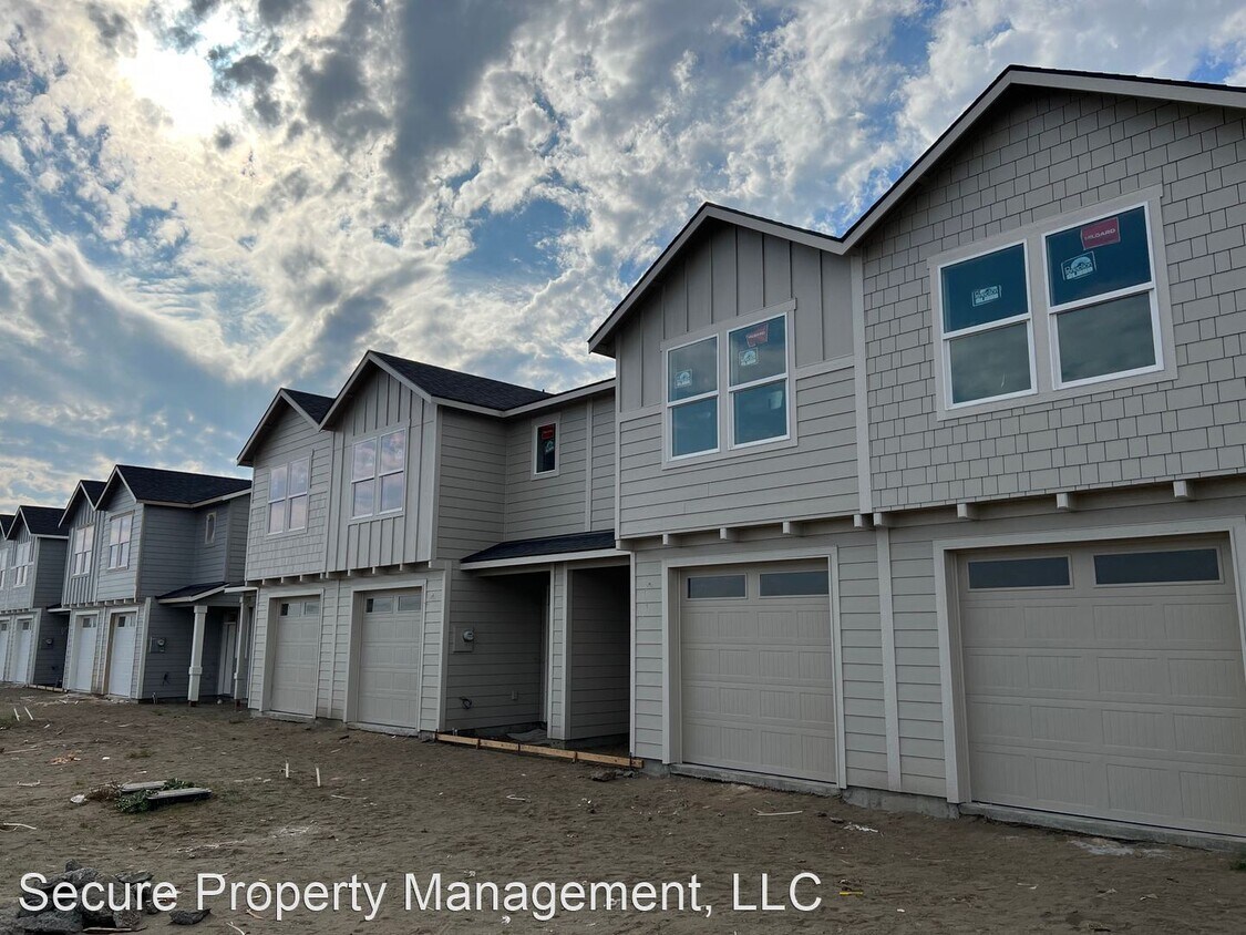 3 br, 2.5 bath House 1591 NE 8th Street House Rental in Hermiston