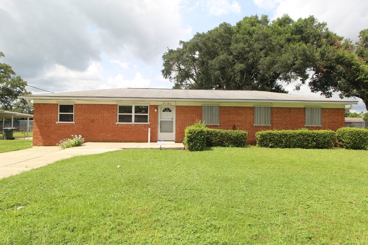 Primary Photo - 4 bedroom 2 bathroom plus a guest house/cr...