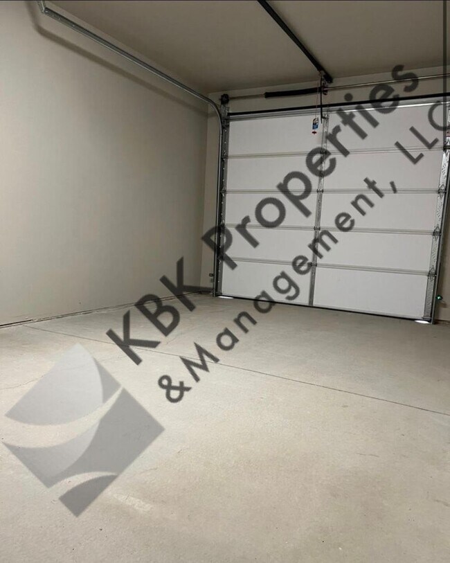 Building Photo - 906-908 Douglas Dr