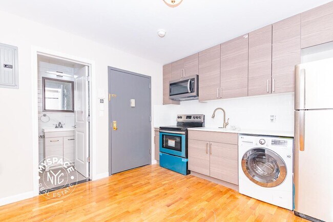 Foto del edificio - 241 Rockaway Ave