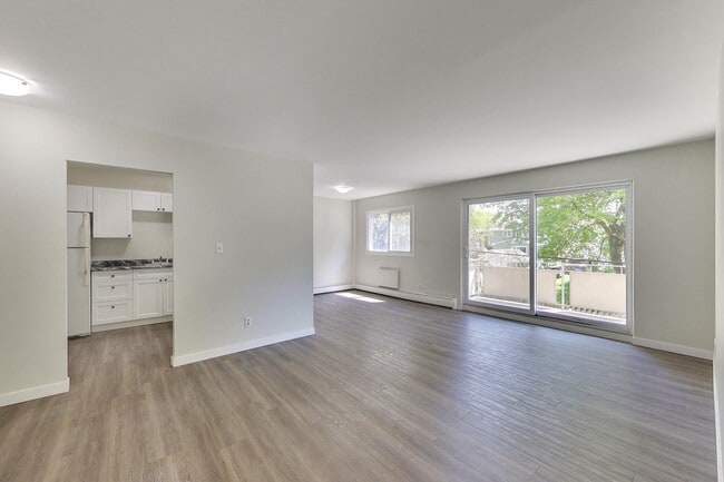 Building Photo - Freshly Renovated 2 Bedroom 1 Bathroom Apartment!