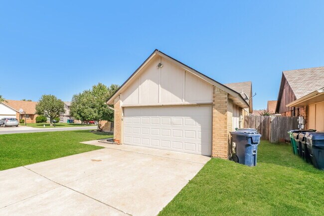 Building Photo - 11040 N Eagle Ln