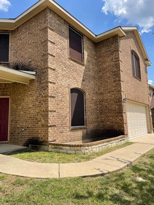 Building Photo - Available Now! Spacious & Well-Maintained ...