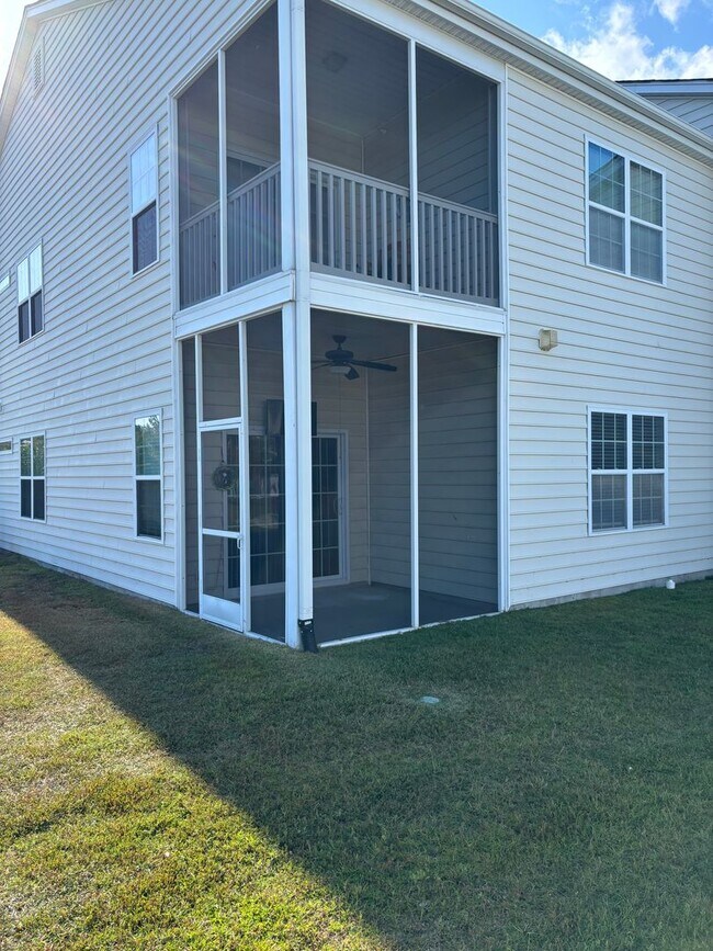 Foto del edificio - 3-Bedroom, 2Bath Condo end unit