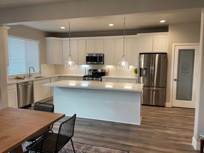 Foto del edificio - Gorgeous 4 bedroom home in Quaint Town of  Winters CA