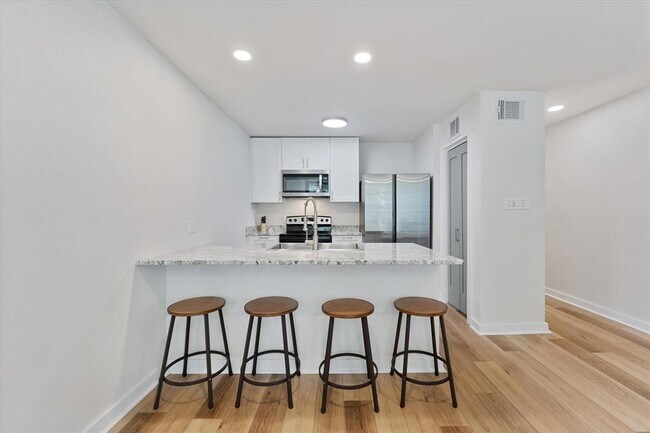 Foto del edificio - 12500 Melville Dr