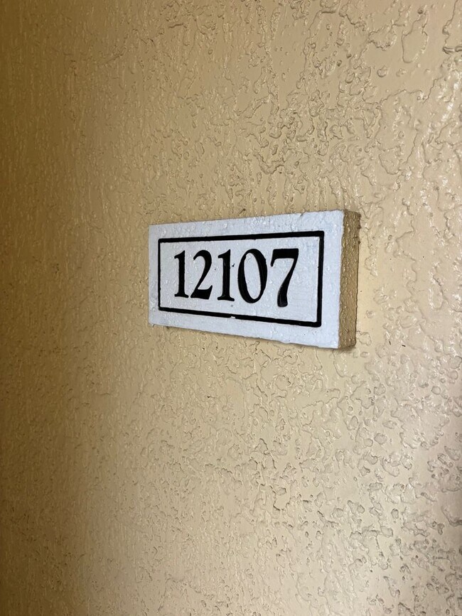 Building Photo - First-Floor Condo for Lease in Visconti, M...