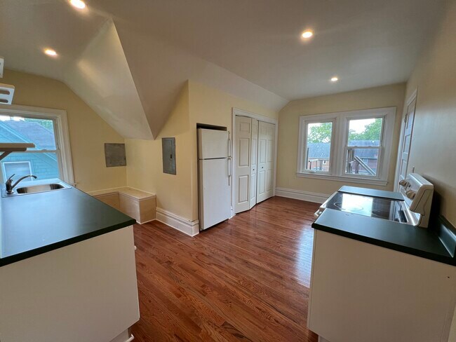 Kitchen - 926 Savannah Ave