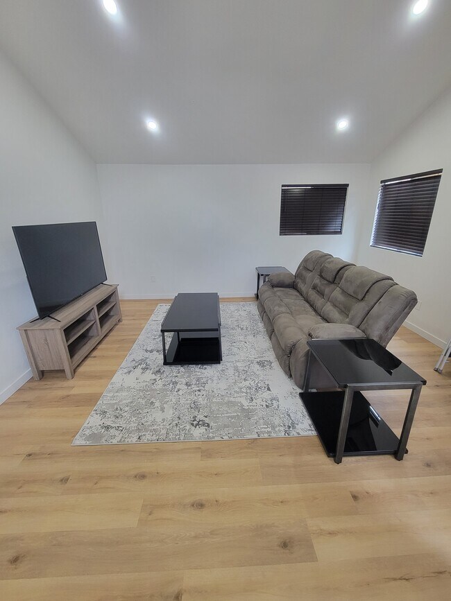 Building Photo - 424 1st Ave E