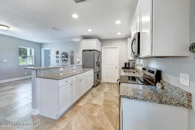 Building Photo - 827 Glenmore Cir
