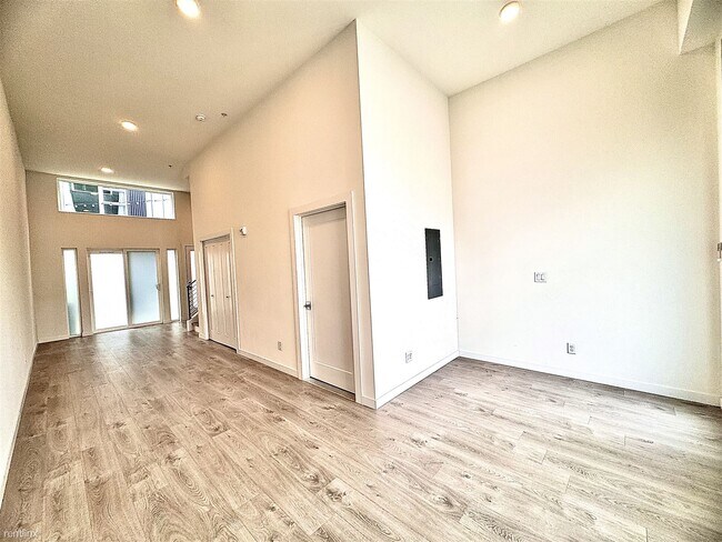 Building Photo - 3 br, 2.5 bath Townhome - 11208 Pinehurst ...
