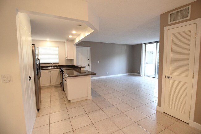 Foto del edificio - 1124 NW 13th St