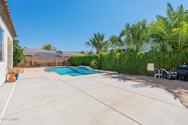 Foto del edificio - 734 W Juniper Ln