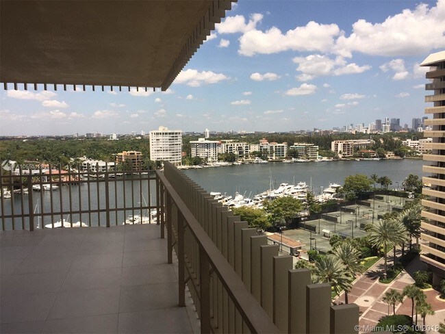 Foto del edificio - 1 Grove Isle Dr
