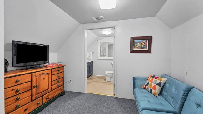 Building Photo - 302 Shangrila Ln