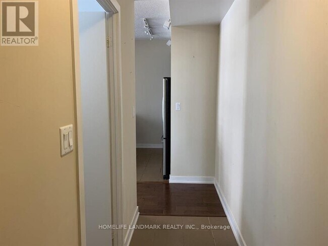 Photo du bâtiment - 4070 Confederation Pkwy