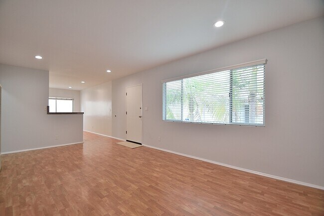 Building Photo - 639 4th St