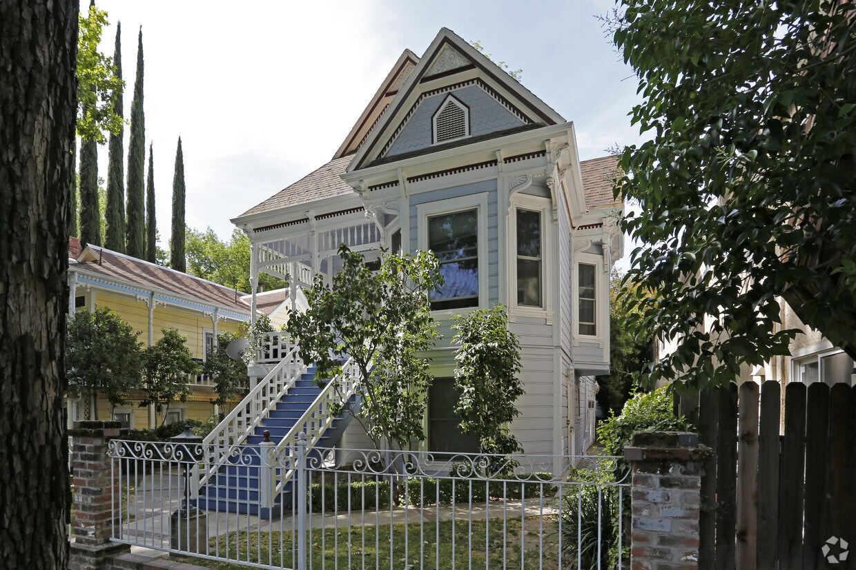 Building Photo - 2620-2622 G St