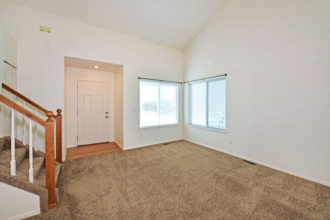 Building Photo - Spacious Home with Private Yard!