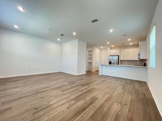 Foto del edificio - Newer 4 Bedroom, 2.5 Bath Corner Unit Town...