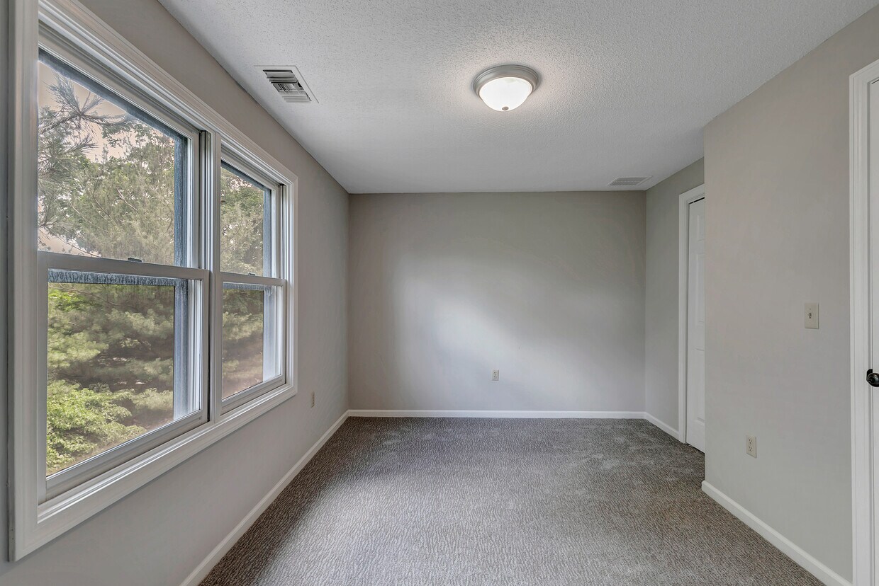 Second bedroom - 690 N Colony Rd