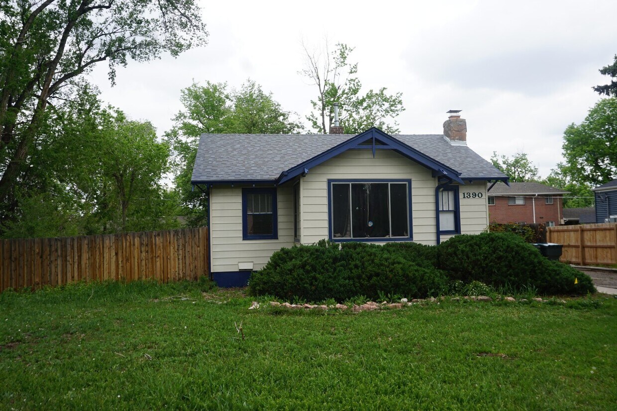 Primary Photo - Cute Bungalow in Established Lakewood Neig...