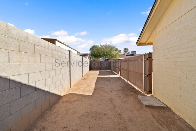 Building Photo - 713 W Alamo Dr