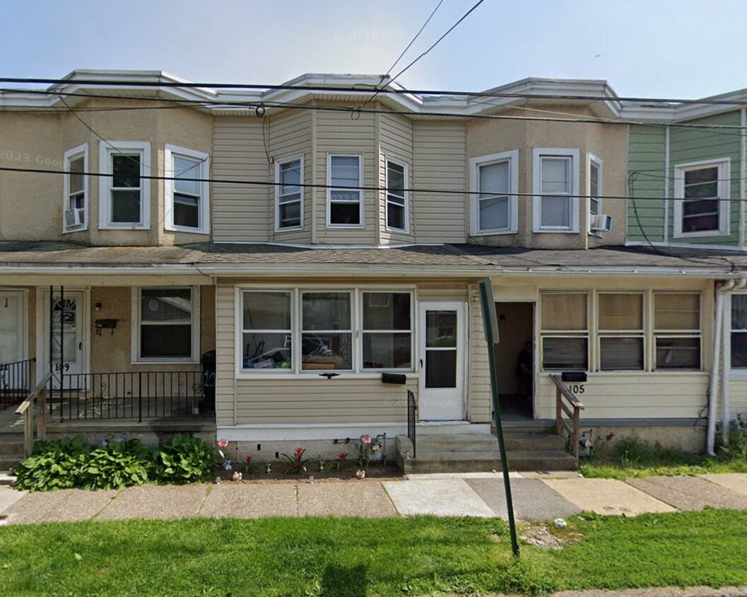 Primary Photo - Renovated row home with back yard!