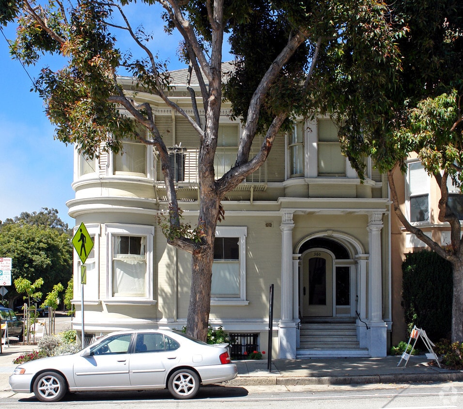Primary Photo - 360 Lake St