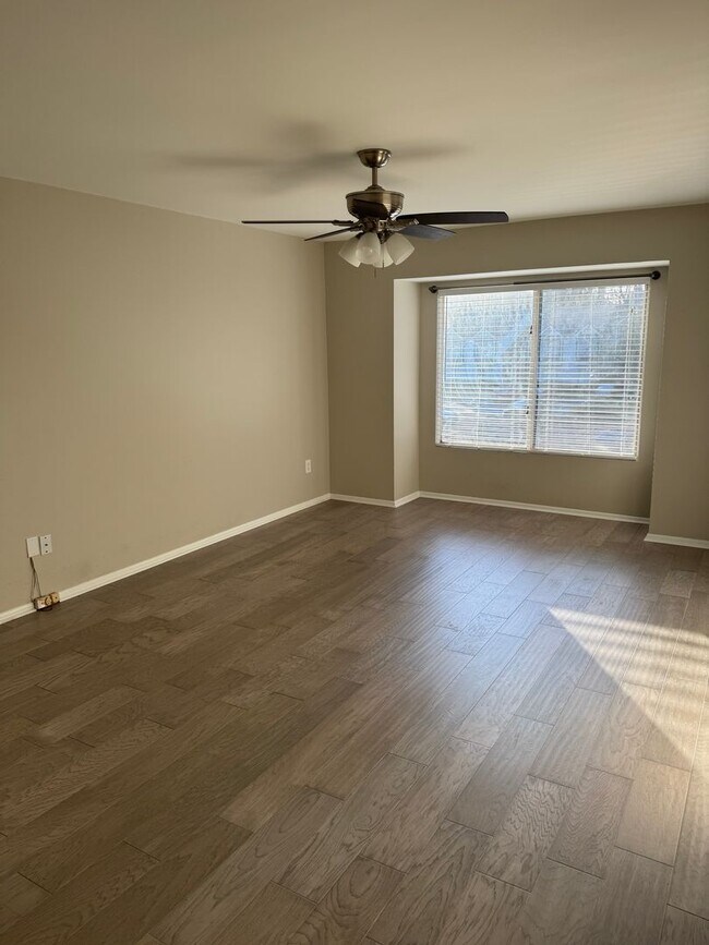 Foto del edificio - Bright & Updated Top-Floor End Unit in Sought-After Hillsdale Community