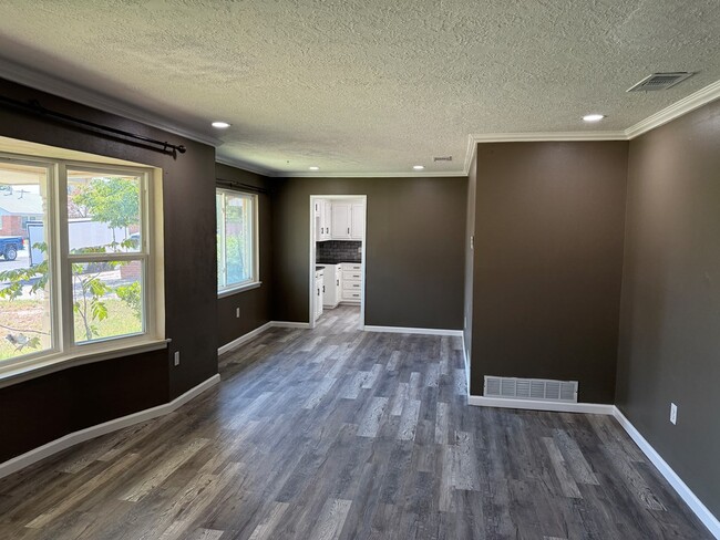 Building Photo - 3821 E Everglade Ave