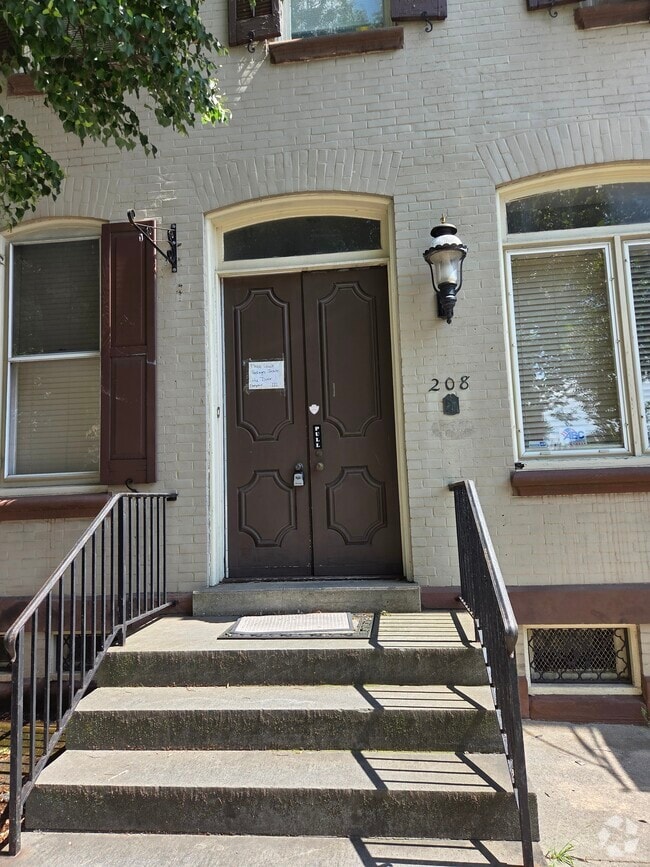 Building Photo - 208 E Market St