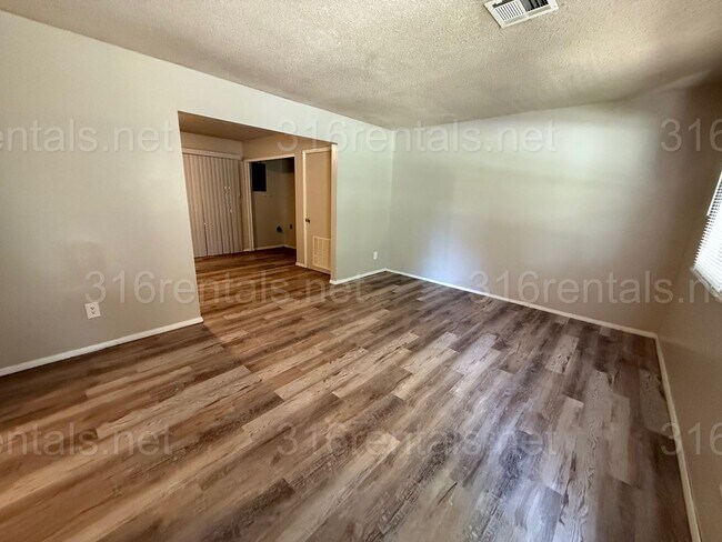 Foto del edificio - $865 - 2 bedroom/ 1 bathroom - Duplex