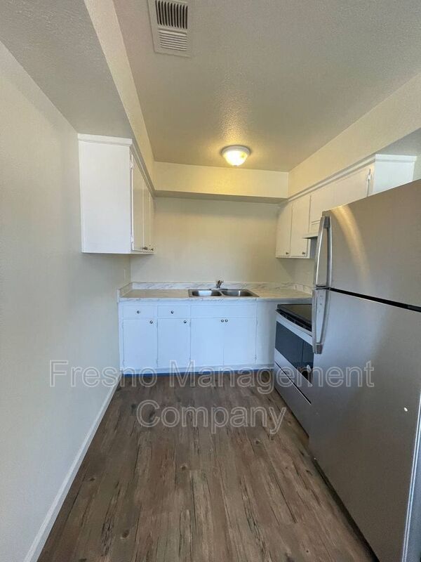 Building Photo - 631 W Hedges Ave