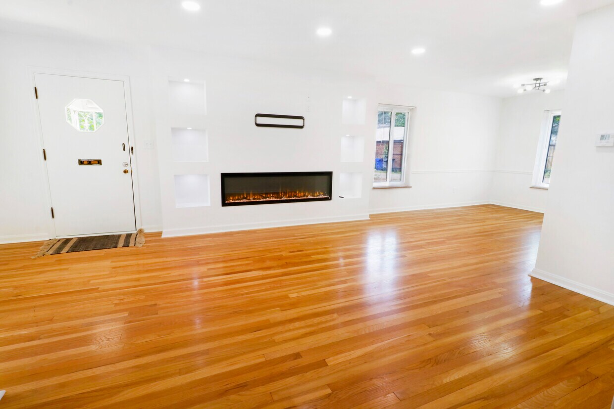 Living room - 1524 Waltham Rd