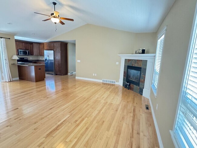 Foto del edificio - 4 BEDROOM, 3 BATHROOM TWINHOME WITH 2 CAR ...
