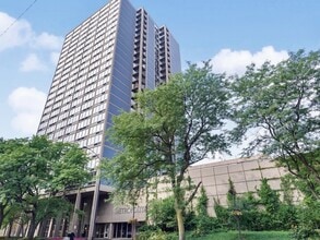 Building Photo - 5320 N Sheridan Rd