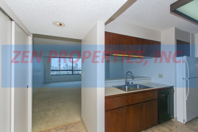 Building Photo - 2 bdrm, 2 bath unit at Royal Iolani
