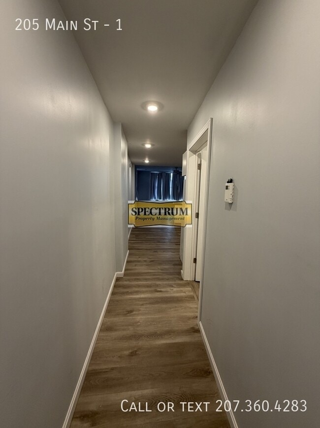 Building Photo - 205 Main St