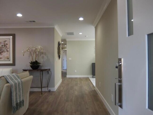 Recessed lighting - 1767 Chaucer Dr