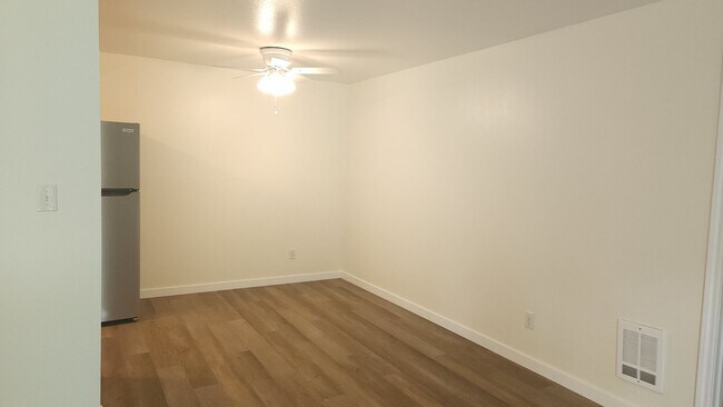 Building Photo - Newly Remodeled 1 bed/1 bath Condo w/ AC &...