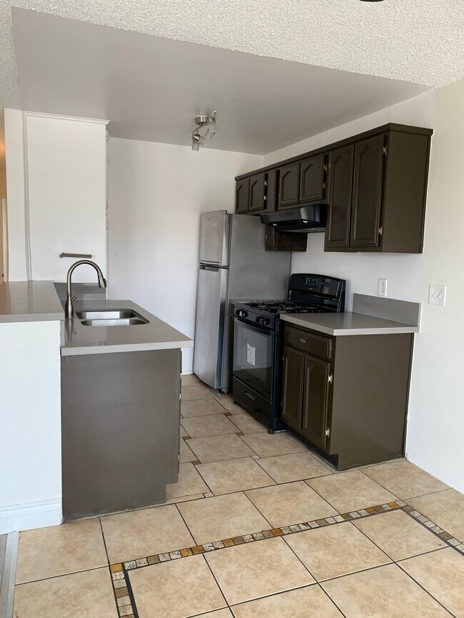 Building Photo - 402 N Ardmore Ave