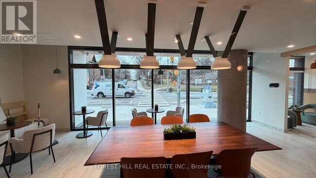 Photo du bâtiment - 1660 Bloor St W