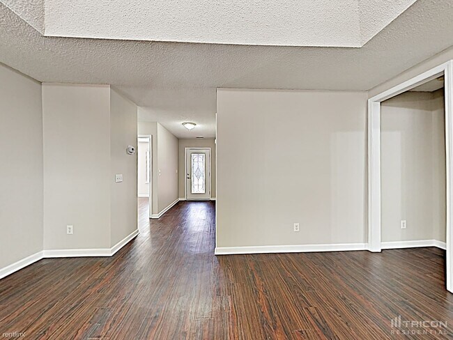 Foto del edificio - 121 Summer Vale Dr