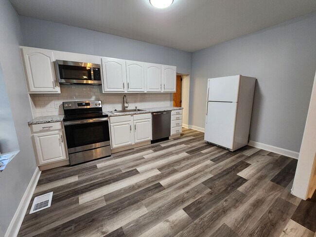 Foto del edificio - Beautiful 3 bedroom 1 bath house - patio -...