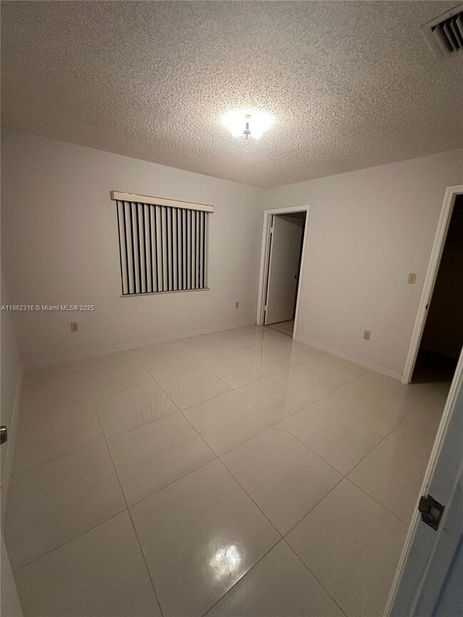 Foto del edificio - 2904 NW 94th St