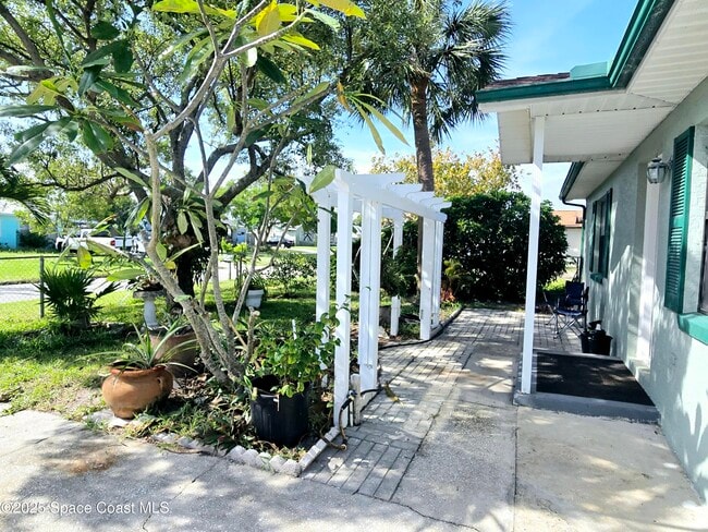 Building Photo - 484 Poinciana Dr