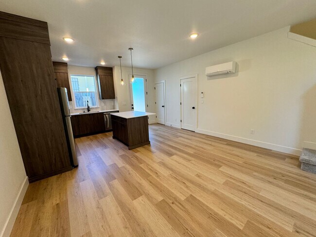 Foto del edificio - 2 bd, 2.5 bath End Unit Mt. Scott Town Home! Fenced patio! Washer/Dryer Included!