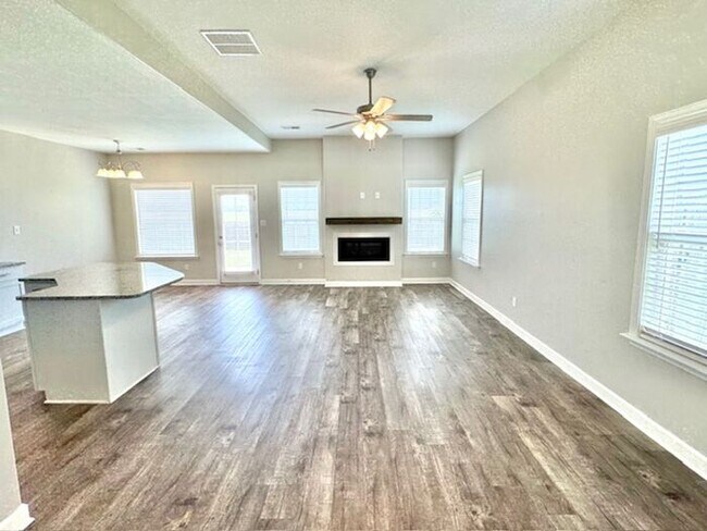 Foto del edificio - Now Leasing a 4-bedroom 2.5 bath home in W...