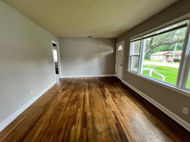 Building Photo - 420 Sarah Dr